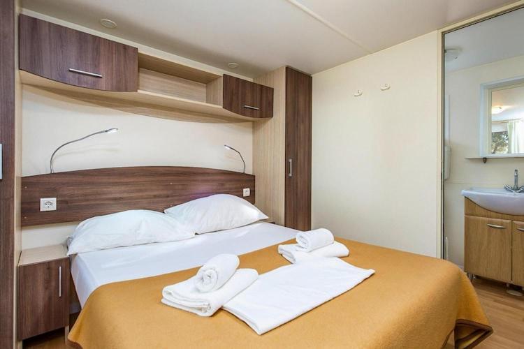 Mobile Home Mediteran Superior By The Pool In Caravan Park Strasko, Novalja Exterior photo
