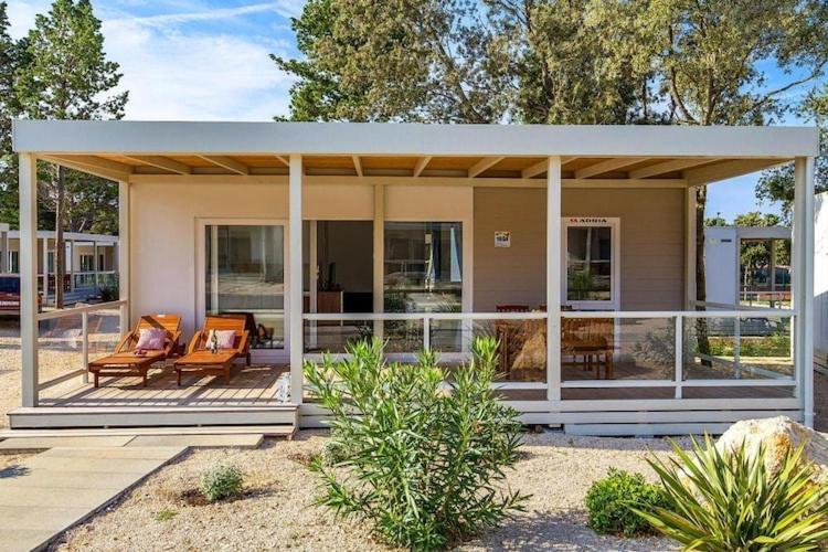 Mobile Home Mediteran Superior By The Pool In Caravan Park Strasko, Novalja Exterior photo