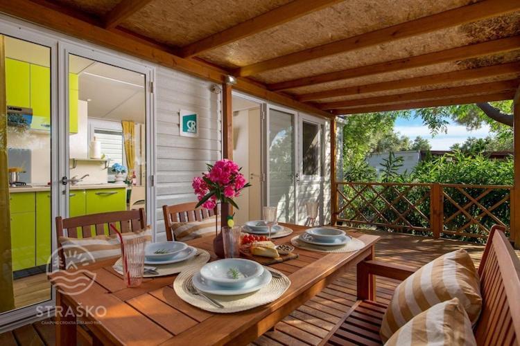 Mobile Home Mediteran Superior By The Pool In Caravan Park Strasko, Novalja Exterior photo