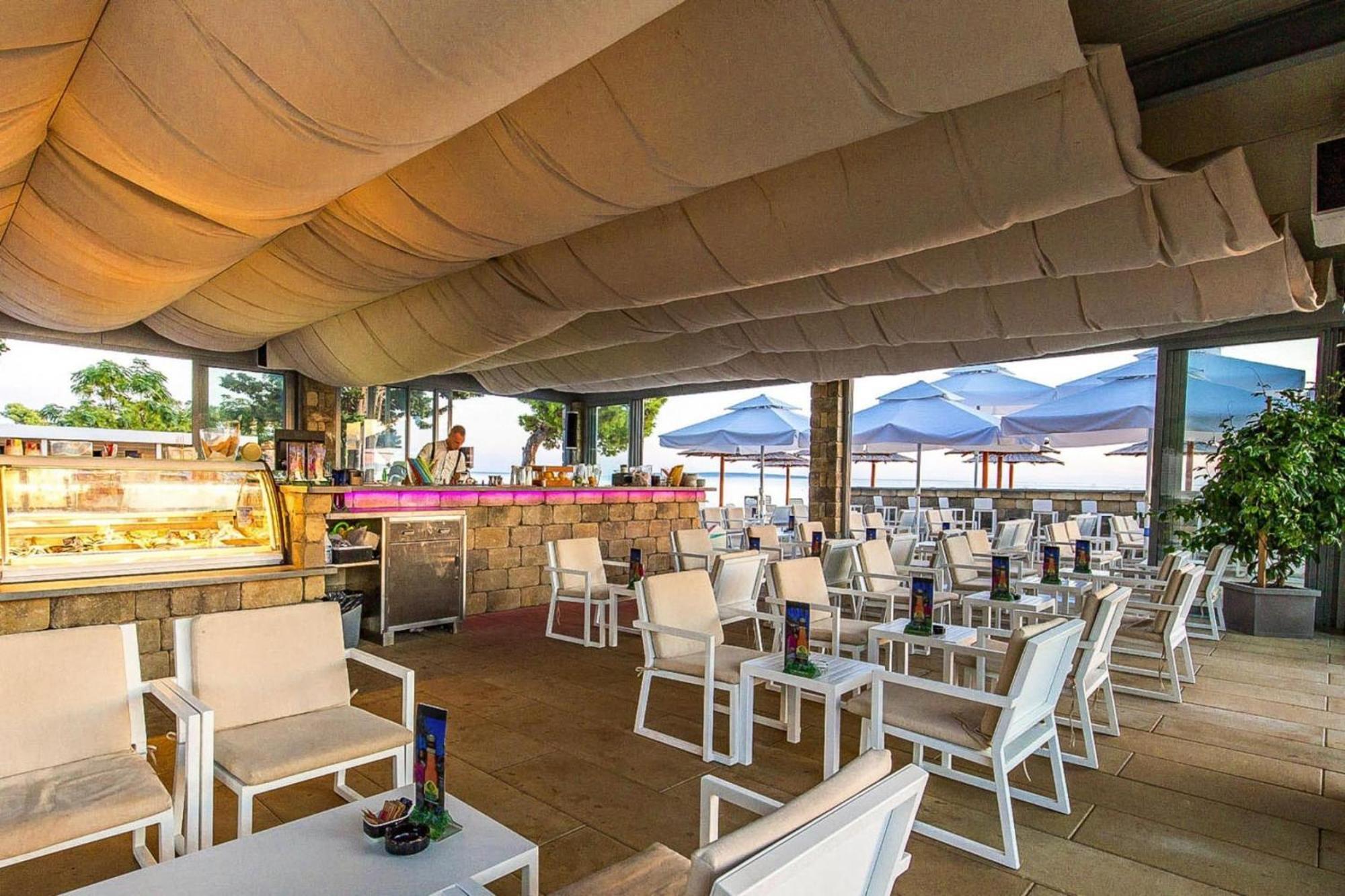 Mobile Home Mediteran Superior By The Pool In Caravan Park Strasko, Novalja Exterior photo